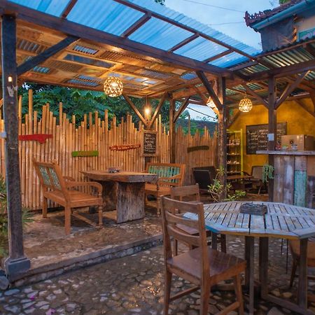 The Village Bed And Breakfast โลวินา ภายนอก รูปภาพ